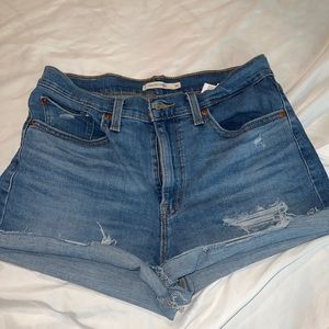 Women’s high rise denim Levi shorts